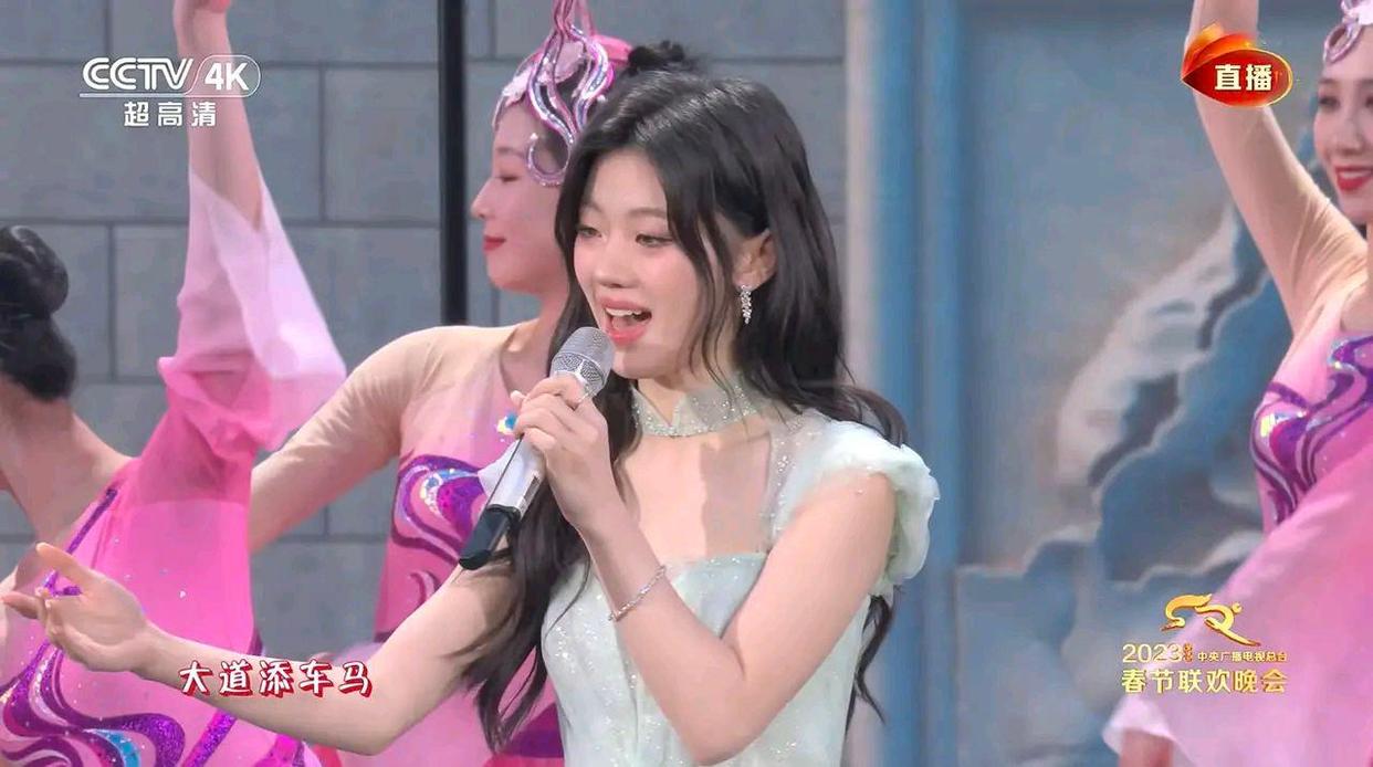 单依纯|夺冠两年就上央视春晚,单依纯的发展势头不逊于黄霄云