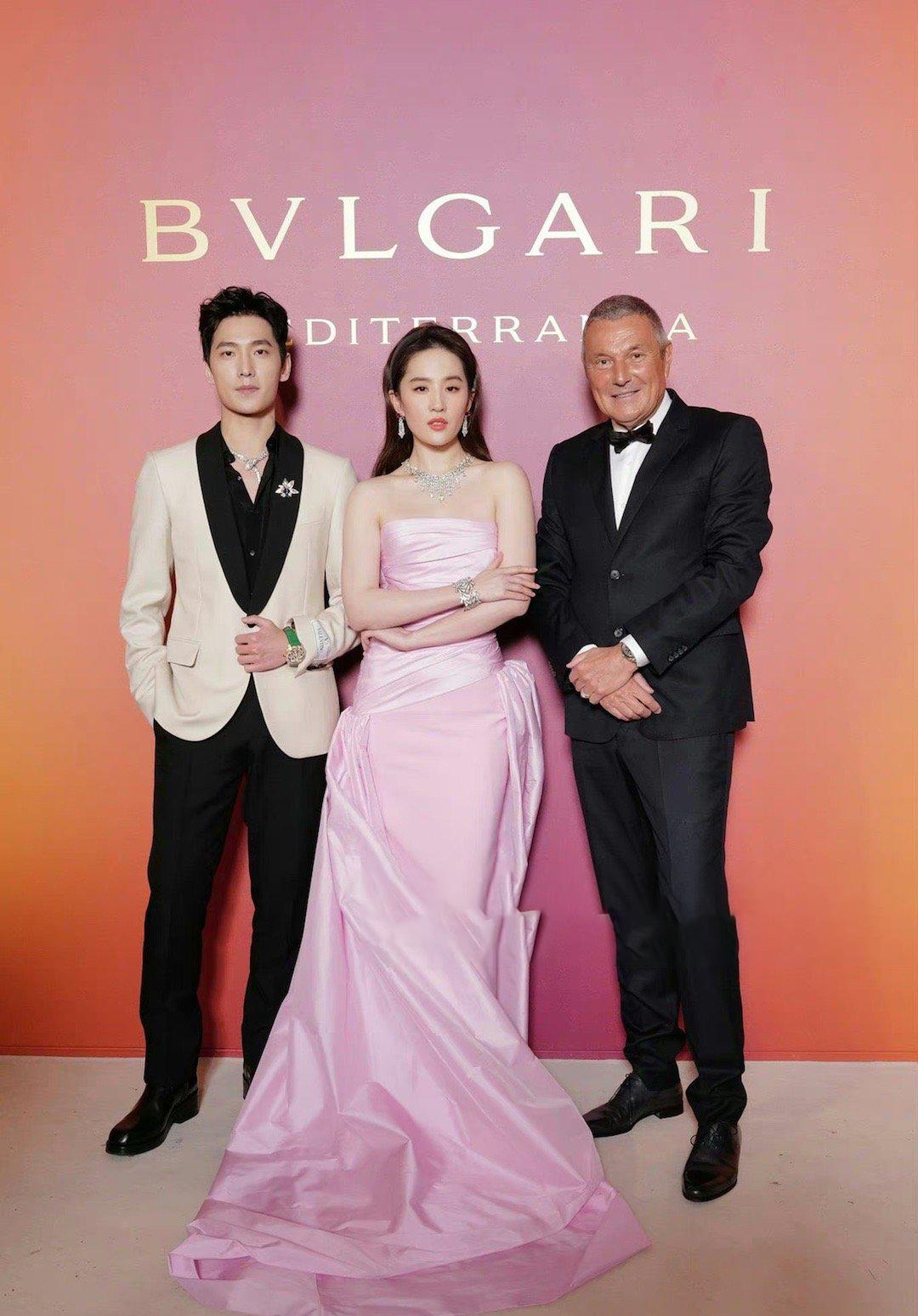 刘亦菲|刘亦菲国外看秀，路透被指太大牌，生图差距大被质疑整容！