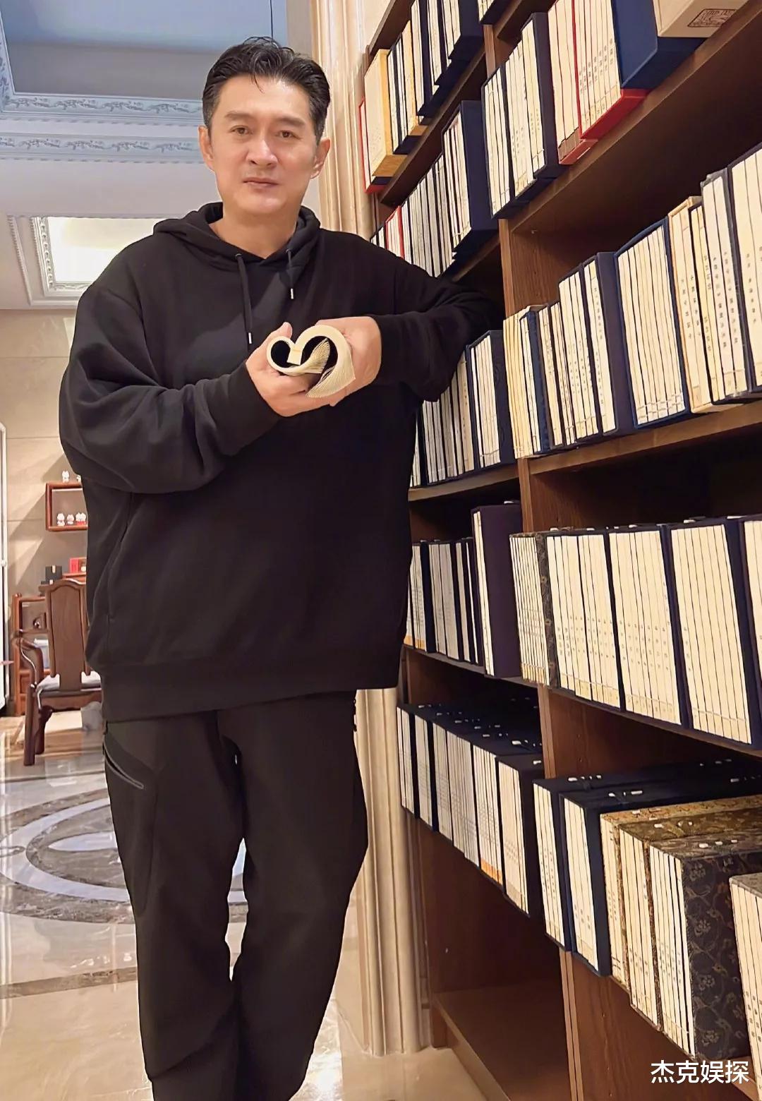 黄安|60岁黄安直播首秀,剪掉留了15年的长发,吸引超过100万网友观看