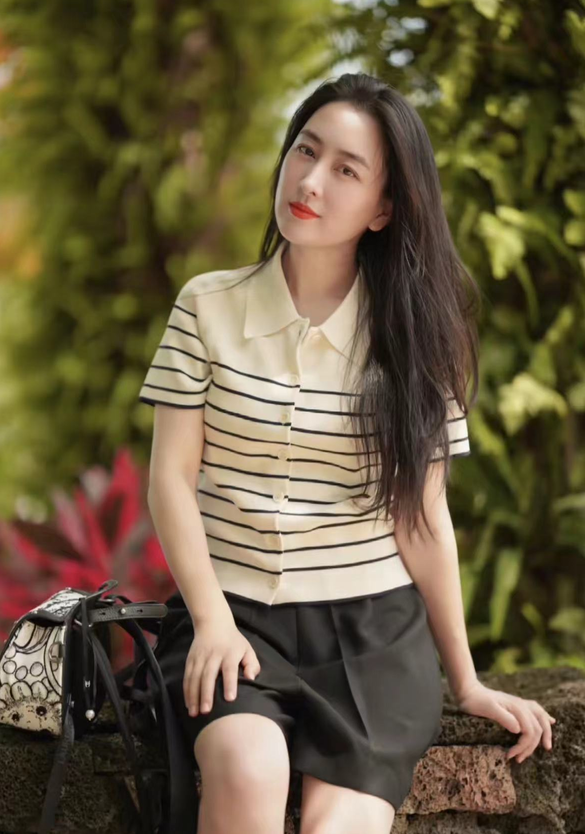 马苏|42岁马苏深夜外出买榴莲！身材姣好显年轻，砍价技巧老练娴熟