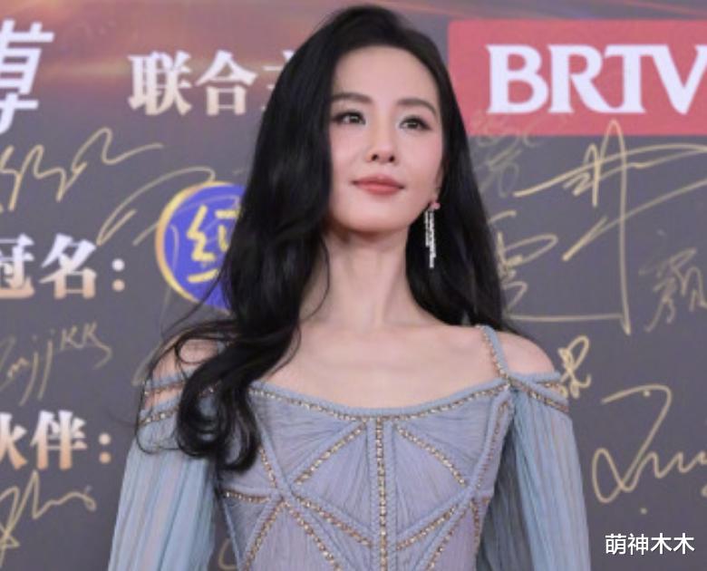 微博之夜红毯生图来了!刘诗诗脸僵了,杨幂露腰抢镜,杨紫状态佳