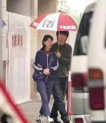 57岁周海媚被传去世！曾经历9段恋情1段婚姻，如今还是孤身一人