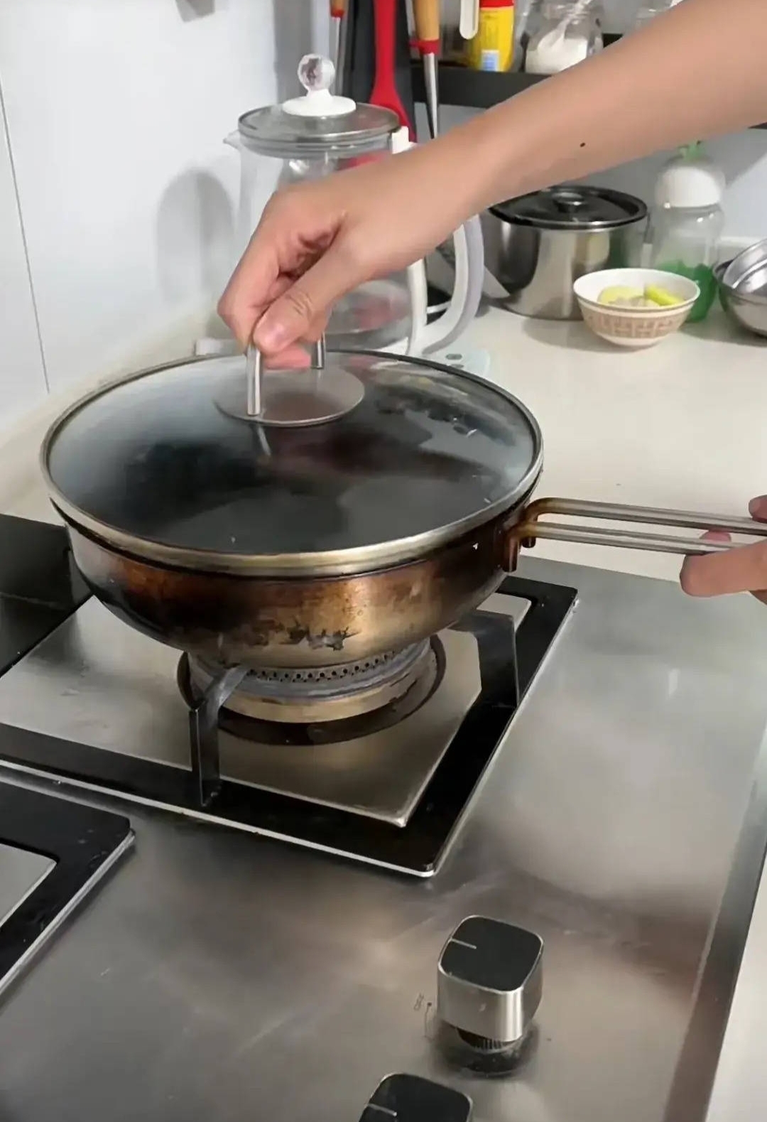 李亚鹏老婆下厨被批卖惨,头发凌乱不整理,刻意晒脏铁锅引发热议