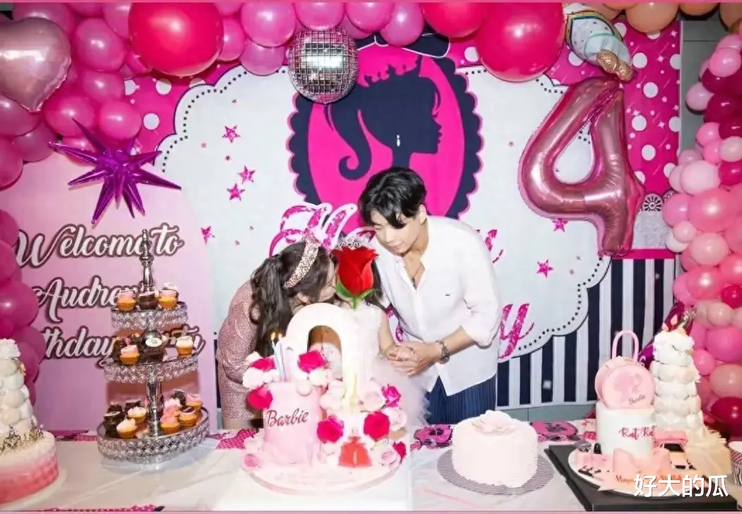 梁安琪外孙女一碗水能端平,亲吻妈妈何超盈,右手紧握爸爸辛奇隆