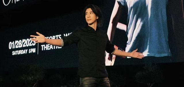 王力宏|王力宏风波后首次开唱,下跪感慨:去年太不容易