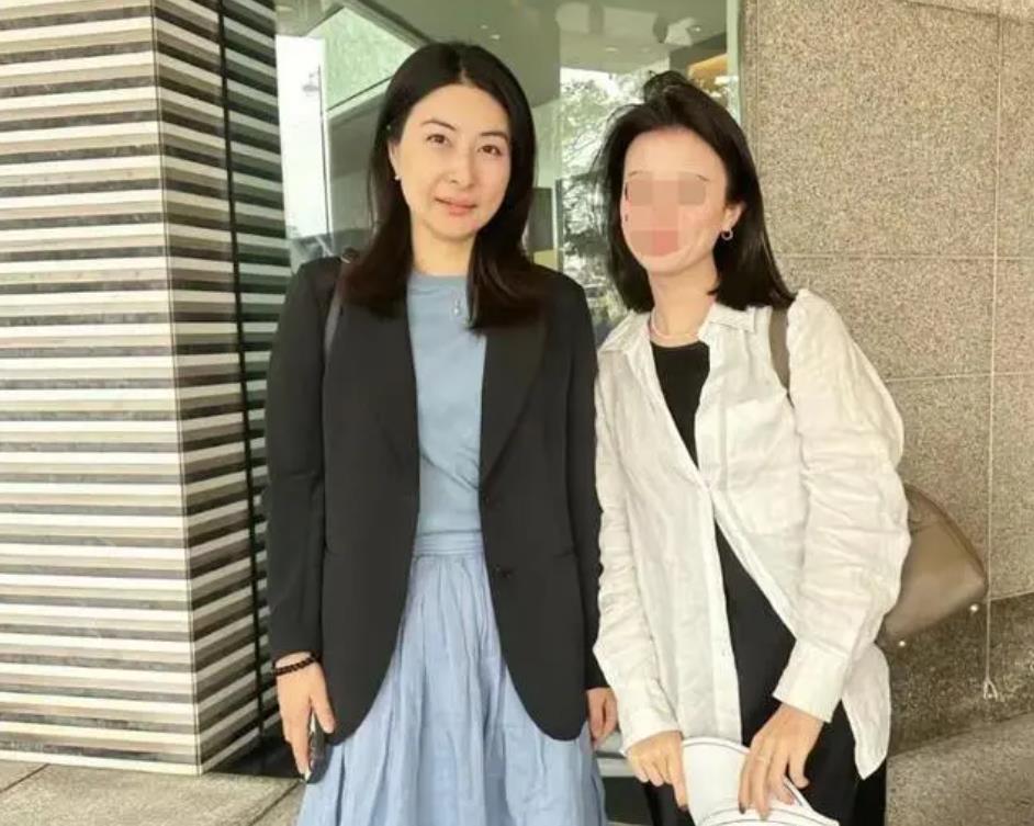 郭晶晶|郭晶晶亲自接丈夫下班,不带保镖走回家