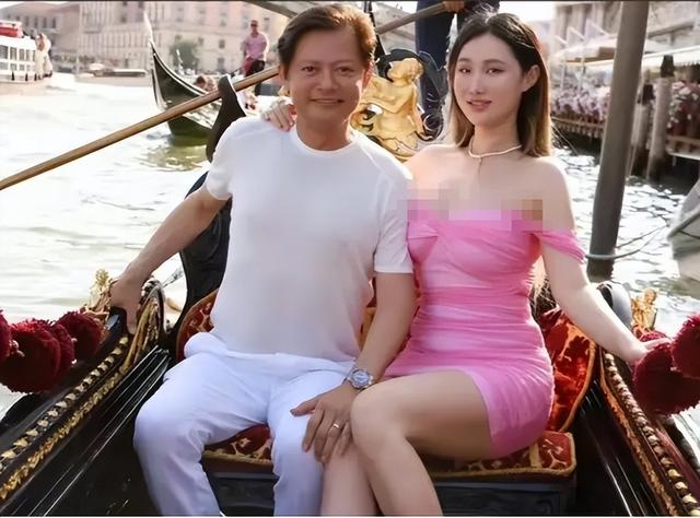 莫华伦携年轻娇妻度蜜月!65岁仍老当益壮,女方穿短裙身材出众