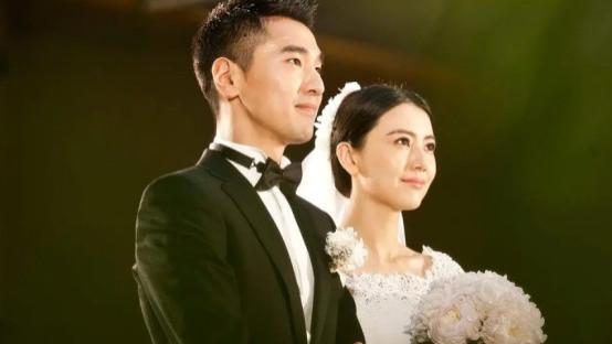 高圆圆赵又廷合体接娃！4岁女儿紧抓爸爸手不放，活泼可爱颜值高