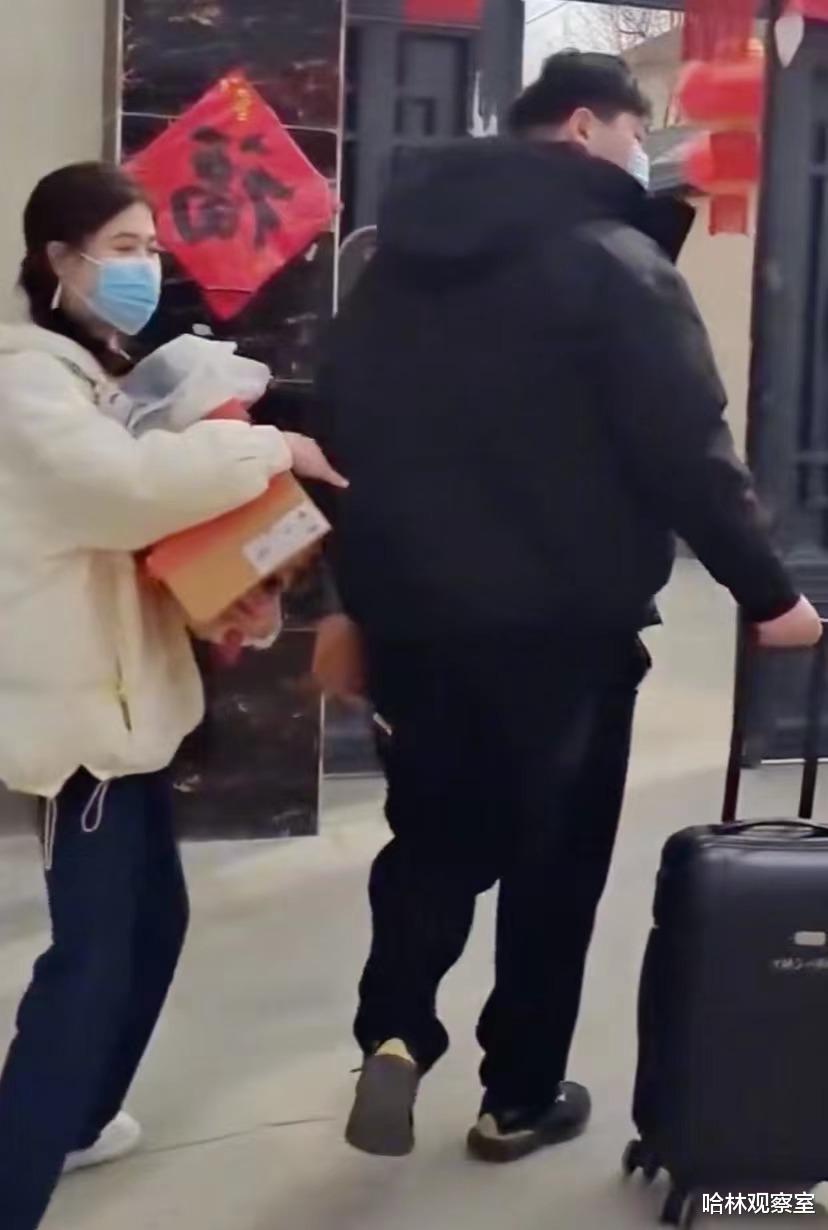 朱之文|大衣哥教美女徒弟弹古筝,女徒弟贴心打节拍,不忘夸赞师傅:真棒