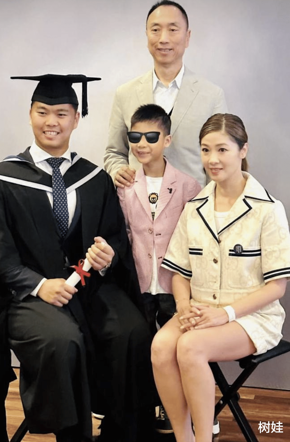 翁嘉穗办结婚25周年晚宴,与大20岁丈夫当众亲吻,8岁儿子罕露脸