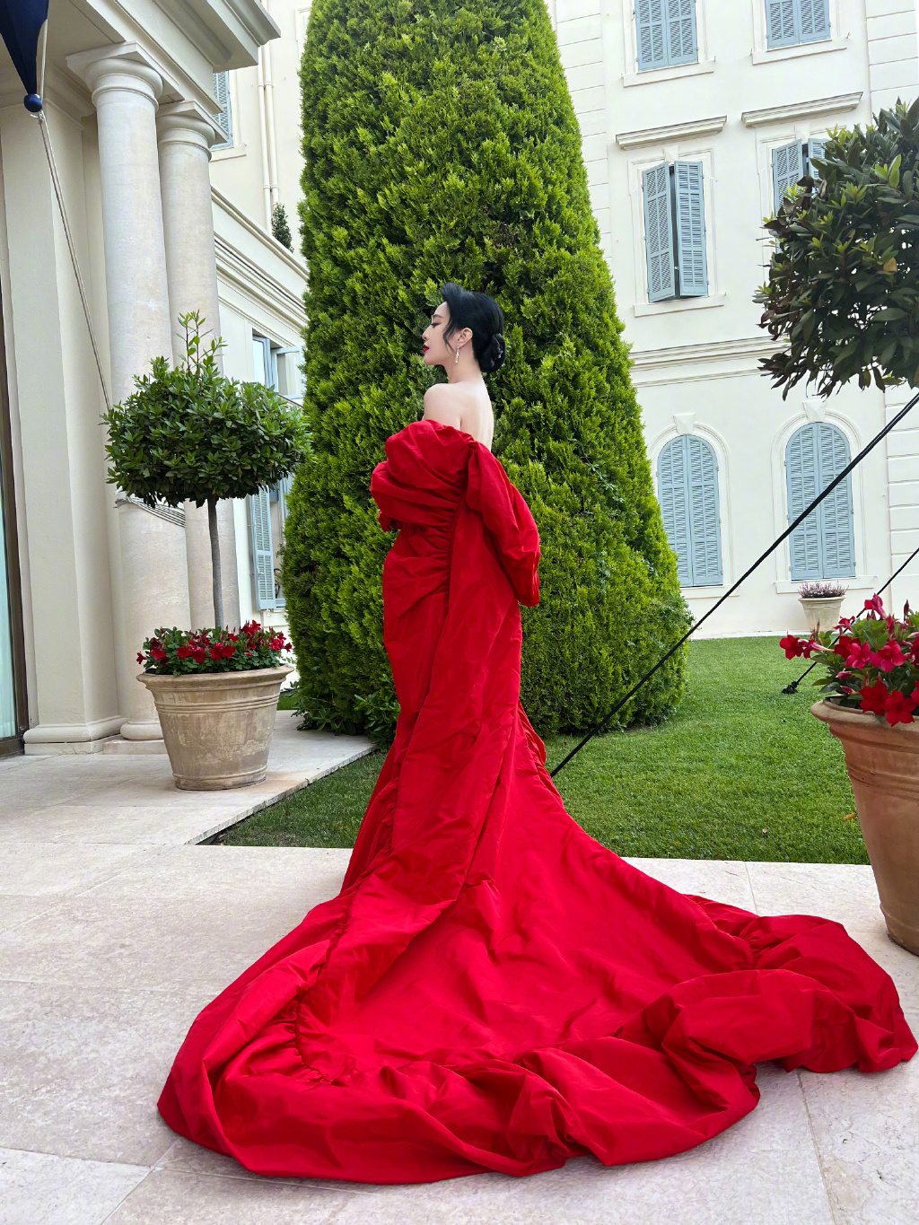 范冰冰|范冰冰涉嫌偷逃数亿税款，被列入“失信名单”，现现身戛纳电影节