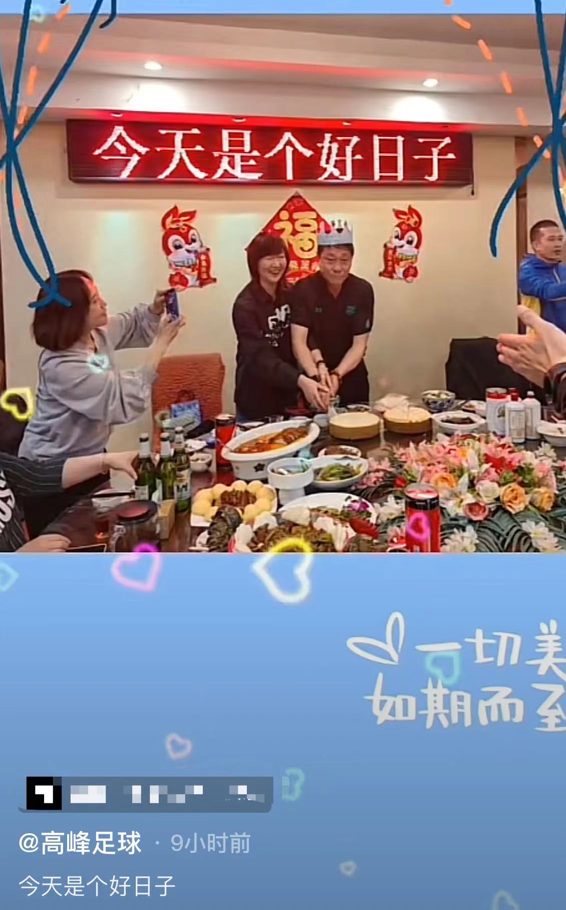 高峰|52岁高峰庆生晒全家福!紧搂老婆秀恩爱,怀抱小男孩似那英儿子