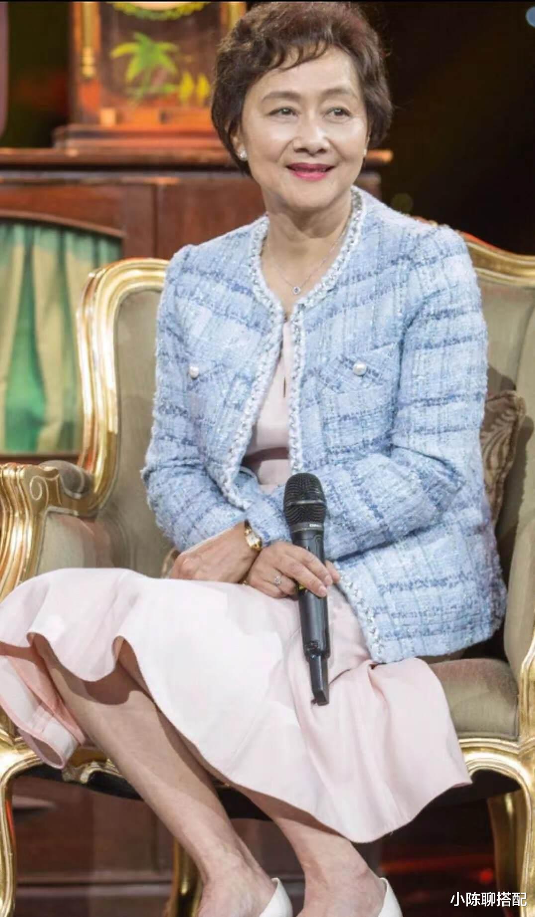 当张凯丽与黄梅莹同框,才发现,60+女人,真就发型+穿搭决定气质