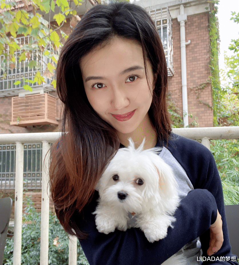 她出身普通却不甘于平庸，出道十年脚踏实地演戏，2023年终于火了