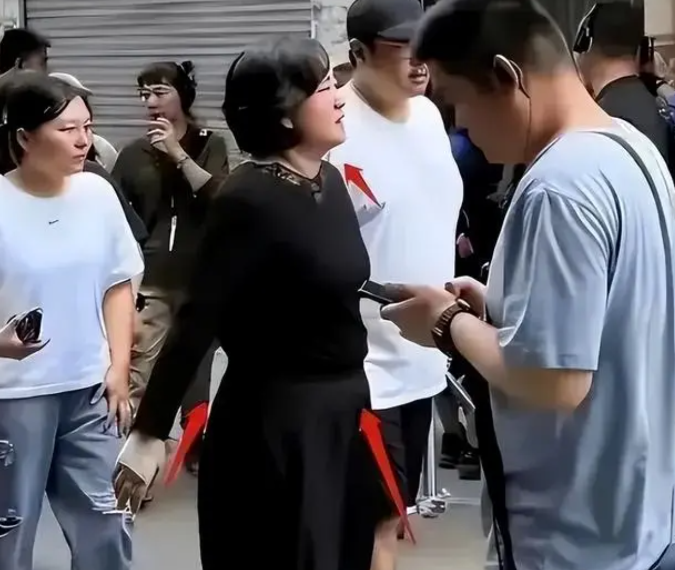 贾玲瘦100斤后侧影好薄 让网友们惊叹不已