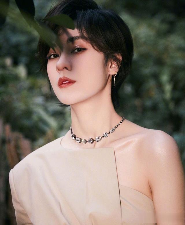 烫发 宋慧乔带火的“挂耳烫发”，很适合四五十岁的女人，时尚又减龄！