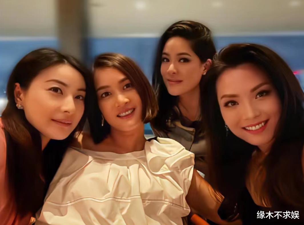 霍启刚一家5口被偶遇,郭晶晶只顾玩手机,徐子淇甘比李嘉诚也在