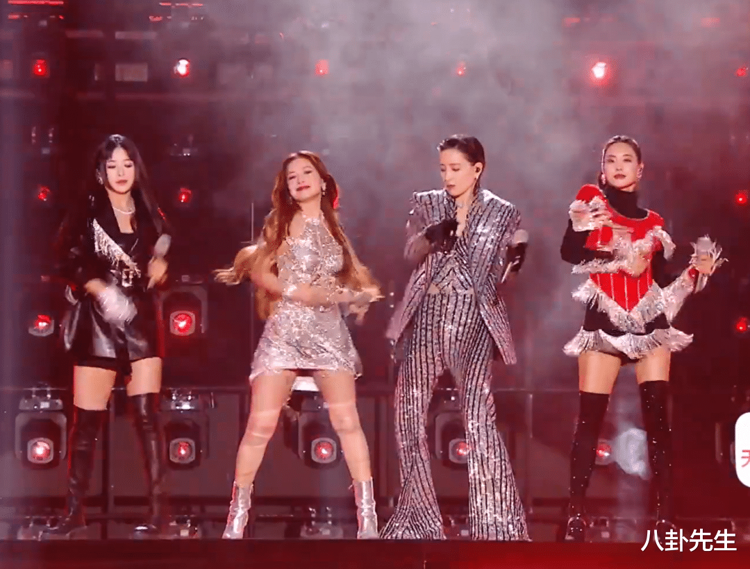 芒果晚会明星状态：萧亚轩脸僵认不出，吴谨言古装扮相赢孟子义