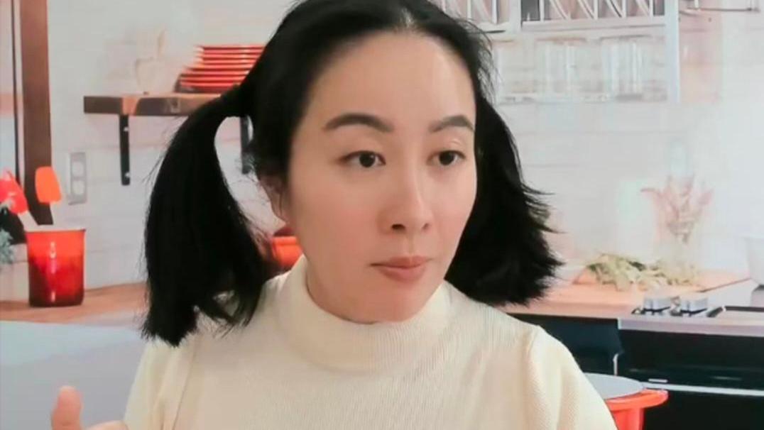 叶璇|叶璇直播风格太疯癫！当众剪脚趾甲抠脚引热议，素颜邋遢不似从前