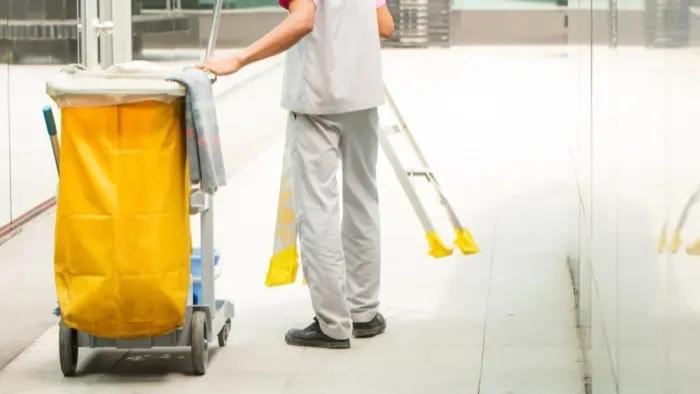 退休|60岁退休教师求职无门，委身医院做保洁。其他银发老人出路在哪里？