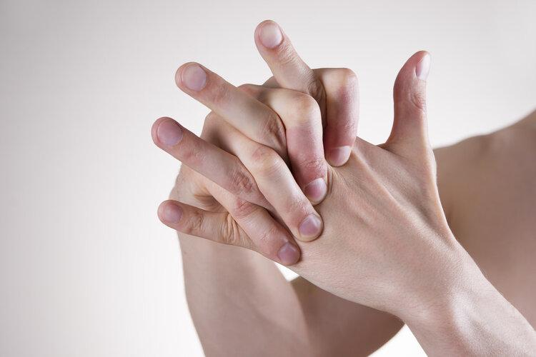 疾病|体内有癌，双手先知？手掌若出现4种迹象，可能是疾病或癌症预警
