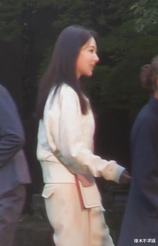 30岁杨紫《承欢记》路透，举止穿搭女强人范，眼部大片淤青引争议