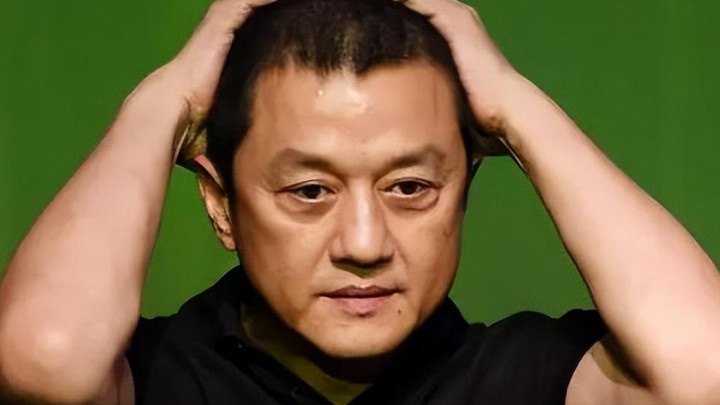 曝李亚鹏婚变升级！欠债4.52亿、冷脸敲铜钵，金喜卖货贴补家用