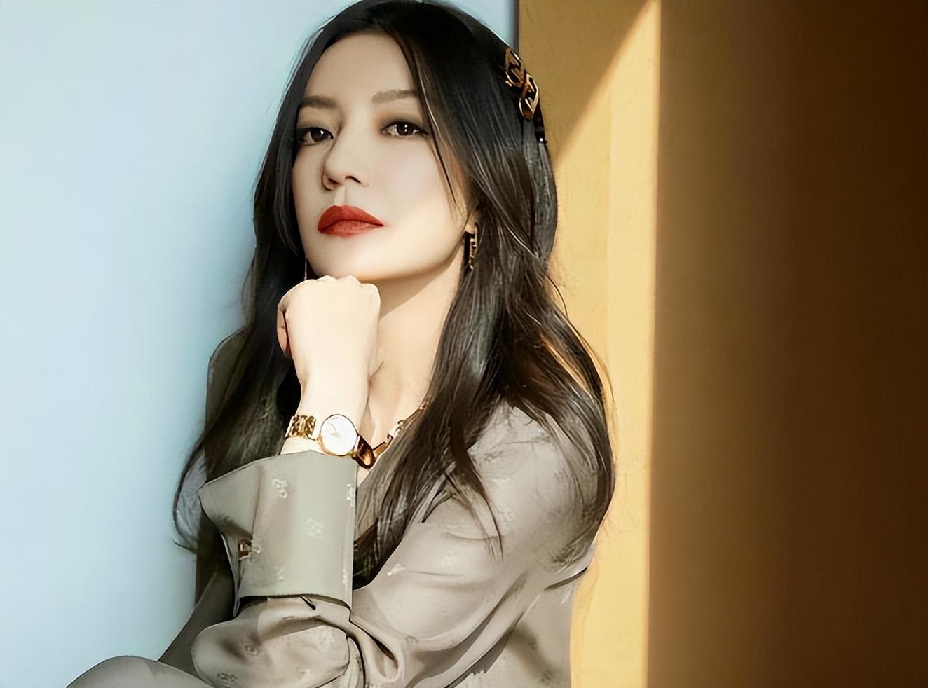 德不配位的赵薇，再看如今的处境，47岁的她后悔了吗？