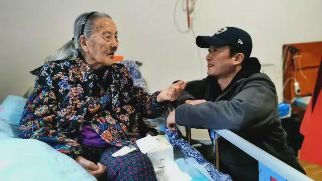 智取威虎山|吴京随谢楠回安徽老家，跪床边看望百岁奶奶，网友：骨子里的谦卑