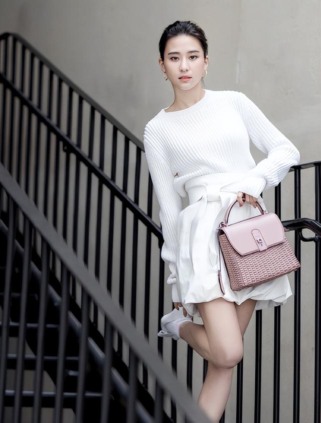 张嘉倪|何超莲面对婚事沉默,到底该联姻,还是自己作主,豪门千金的难题