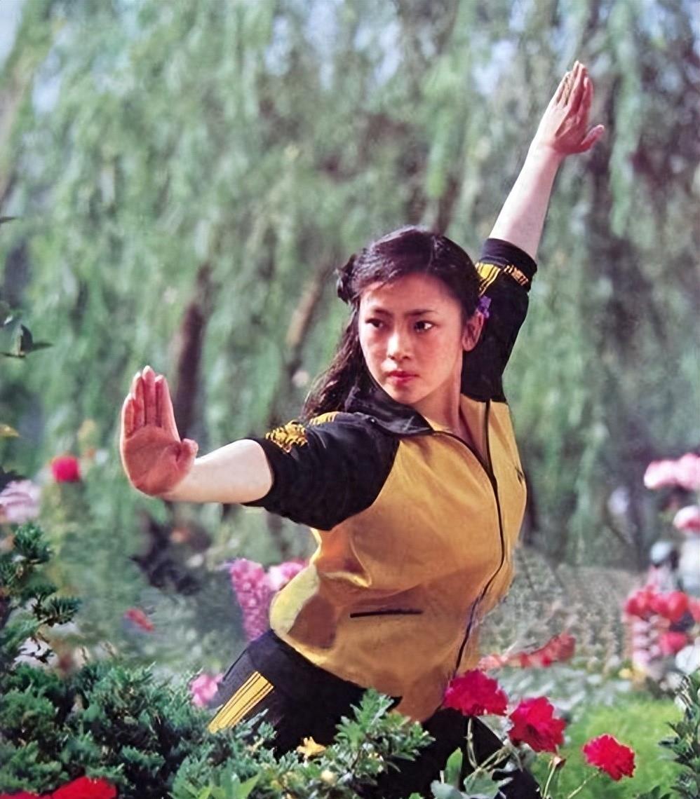 62岁的利智幸福难掩,被李连杰抛弃,住贫民窟10年的黄秋燕怎样了?