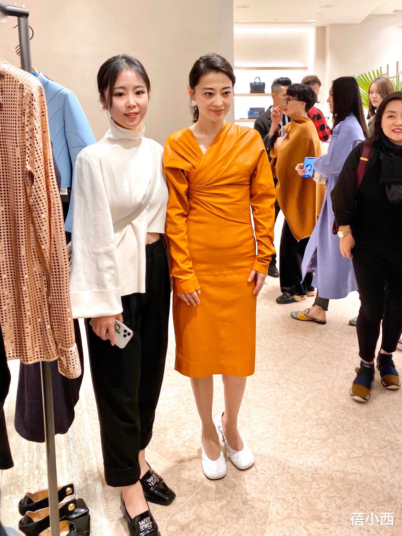 48岁梅婷新剪了波波头年轻15岁,穿毛衣+阔腿裤,美得像换了个人