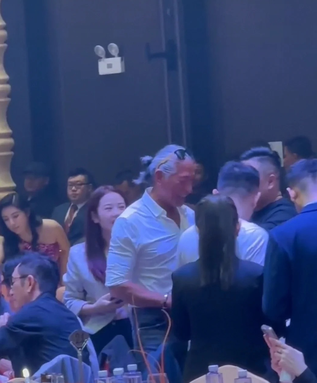 一众港星大佬参加饭局，人情世故江湖规矩，都被展现得淋漓尽致