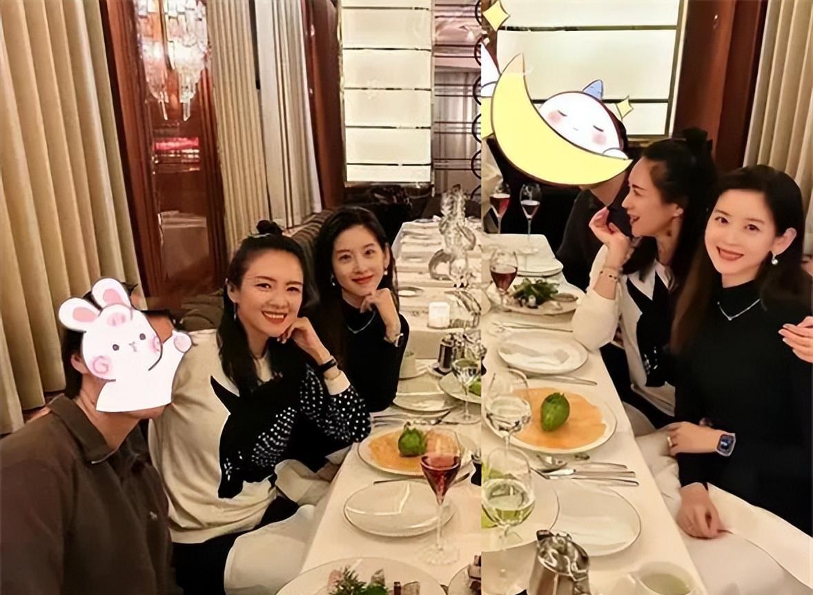 章泽天|29岁章泽天二胎后首露面!身材恢复笑容甜,刘强东未陪她坐月子