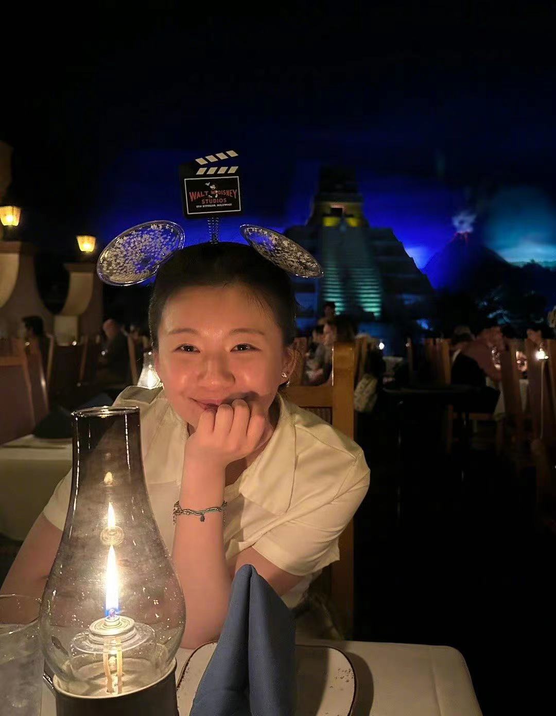 小彩旗|杨丽萍外甥女小彩旗变瘦了!穿短裤露白皙美腿,独居英国意外受伤