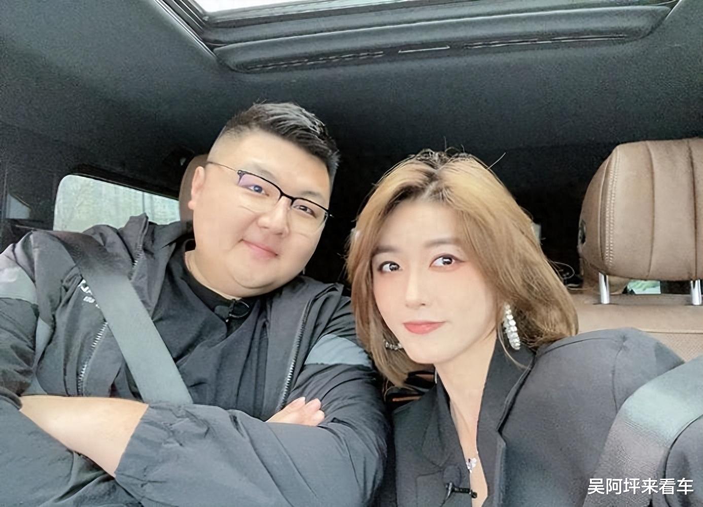 一周掉粉100w,贱卖妻子化妆品,豪车仅卖7000,掀起猴哥的翻车路