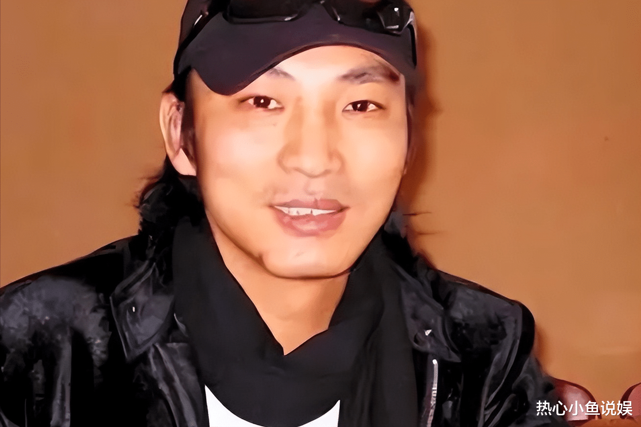 |央视春晚一曲成名，被砍下巴脱落缝130针变阶下囚，今卖马桶为生