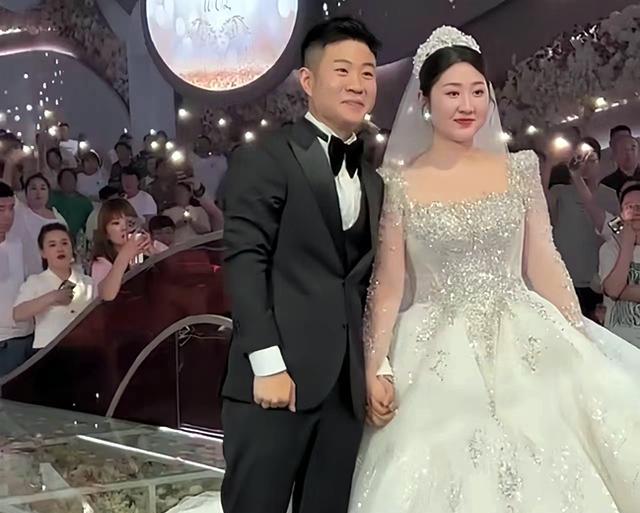 刘能前妻现身儿子婚礼,送200万红包无人搭理,只能坐一旁嗑瓜子