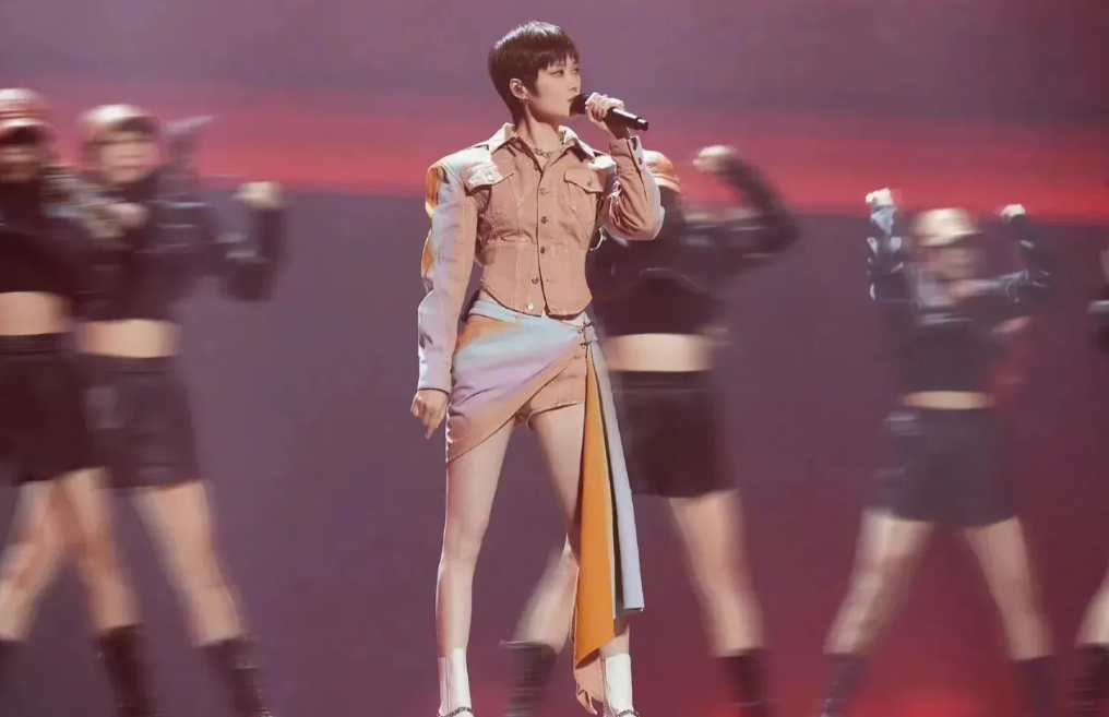 李宇春新造型网友审美大考验:是时尚先锋还是“女汉子”风波再起