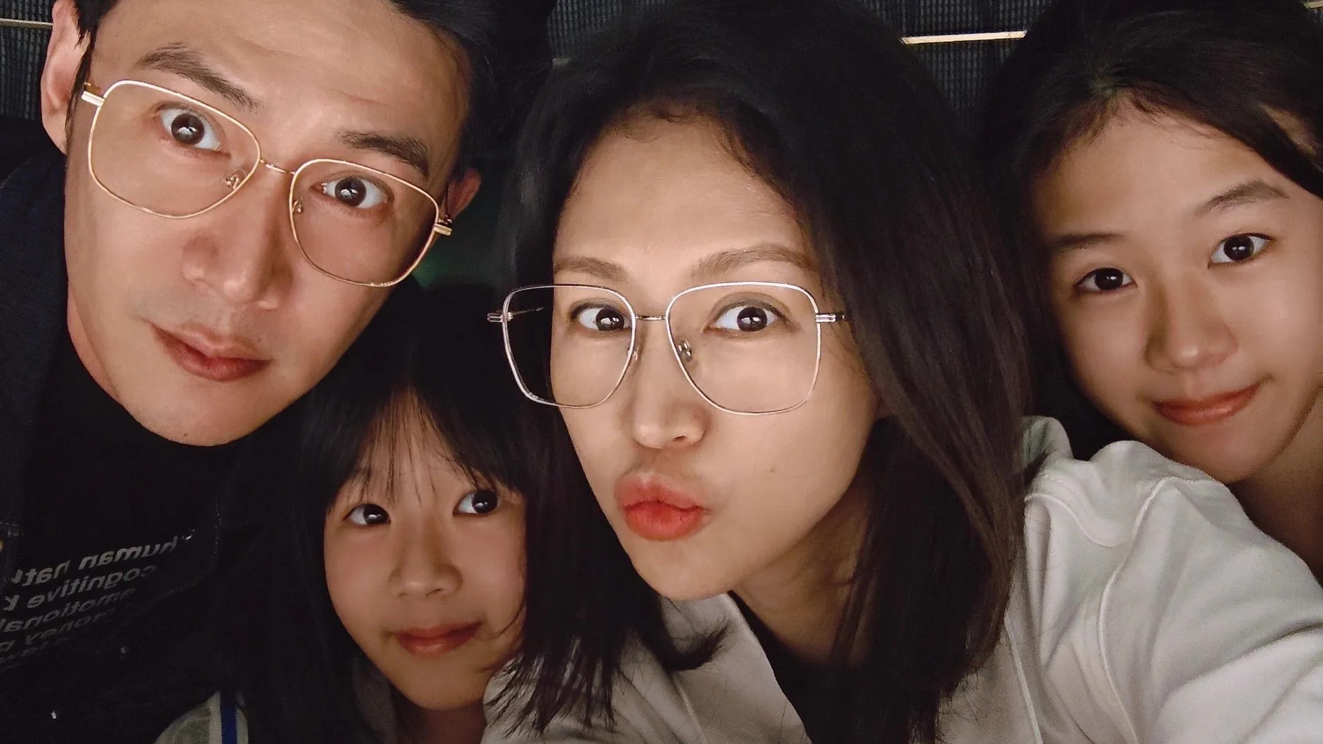 鲍蕾晒假期日常，15岁贝儿和妈妈一样高，母女搭肩搂腰逛街似闺蜜