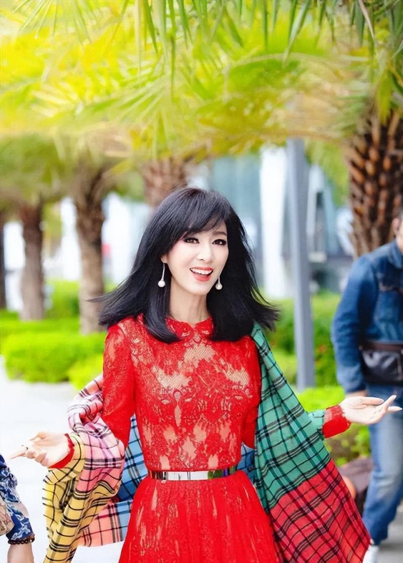 米雪|成龙苦追八年,67岁沦落酒楼卖唱?