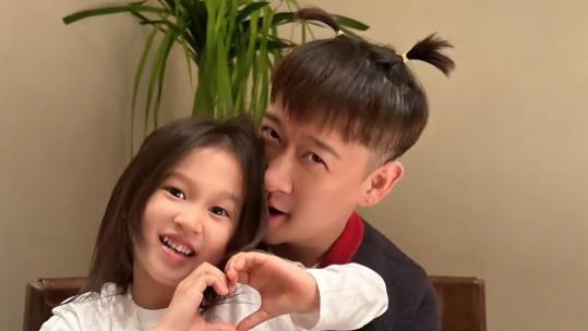 曹云金和唐菀一同陪娃，肩扛女儿玩耍，5岁sugar明眸皓齿颜值超高