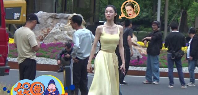 杀青|钟楚曦新剧杀青备受期待片场穿低胸吊带连衣裙秀火辣身材