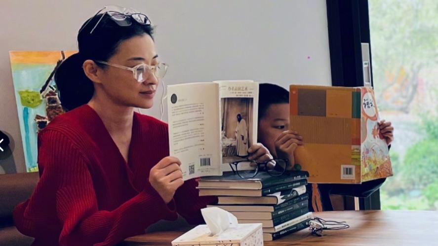 梅婷|梅婷和儿子读书戴三副眼镜惹关注，女儿帮拍照，豪宅装修古色古香