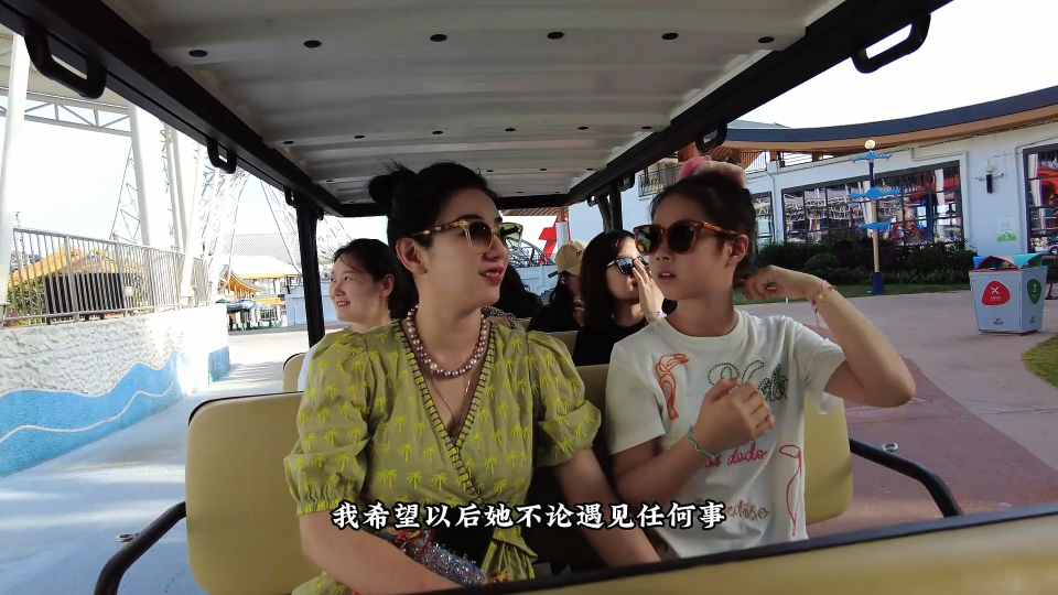 黄奕和女儿开心出游,11岁铛铛颜值变化大,获赞高级脸