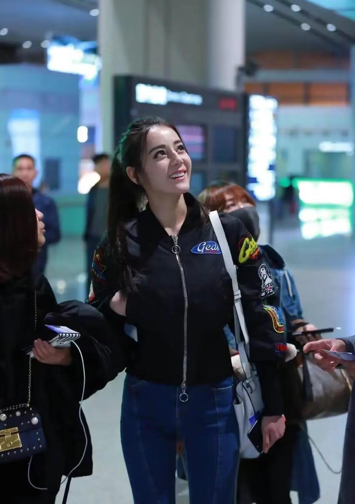 迪丽热巴早期穿搭，顶着这张脸，真的是穿什么都好看