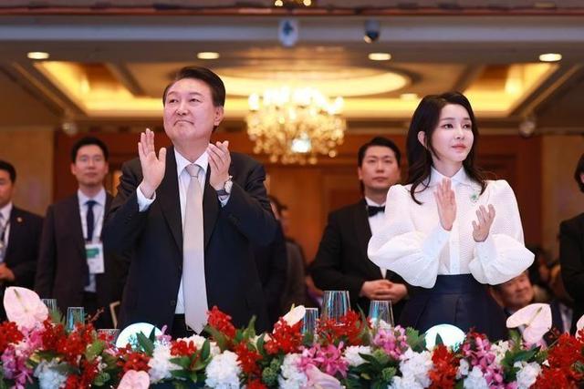 埃马纽埃尔·马克龙 布丽吉特遇见韩国第一夫人，脸蛋身材都输了，网友：马克龙让她赢