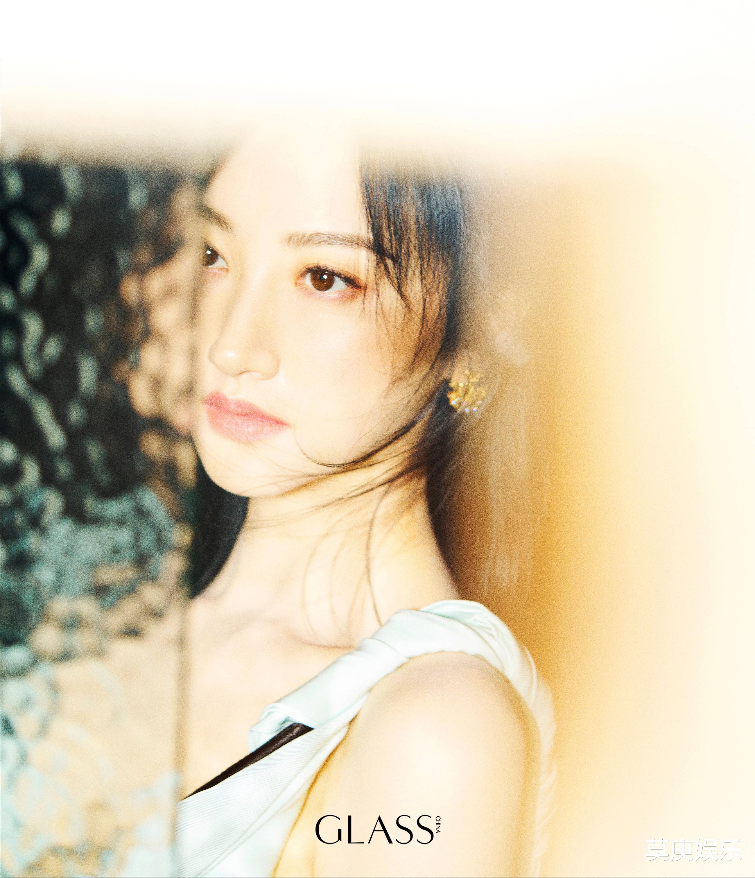 景甜真敢穿，大露背展示诱人肌肤和线条，性感独立懒理张继科复出