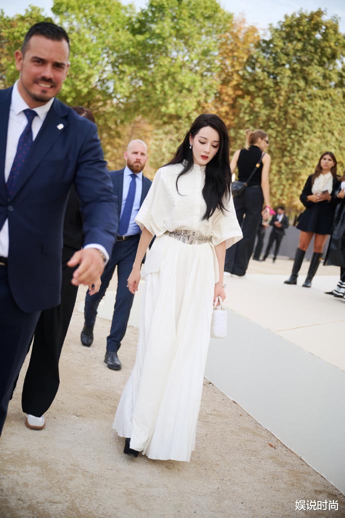 迪丽热巴巴黎时装周被忽视!一身穿搭展现法式优雅,看出流行趋势