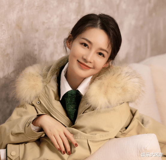 李沁|32岁李沁现身活动，皮肤干燥双颊下垂变化大，被网友质疑医美过度